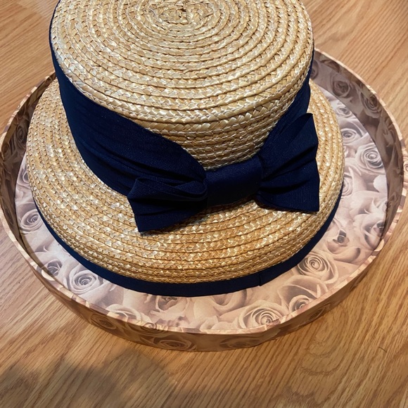 Straw hat with blue bow - Picture 1 of 16